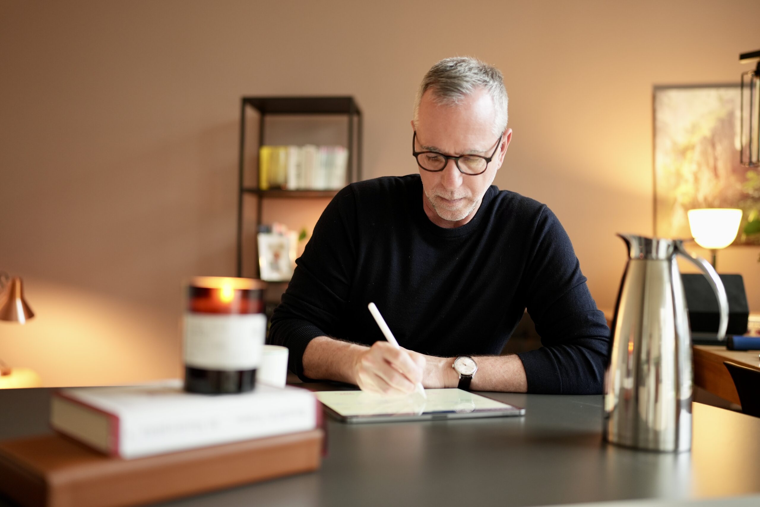 Markus Tirok bereitet am Schreibtisch ein Interview vor