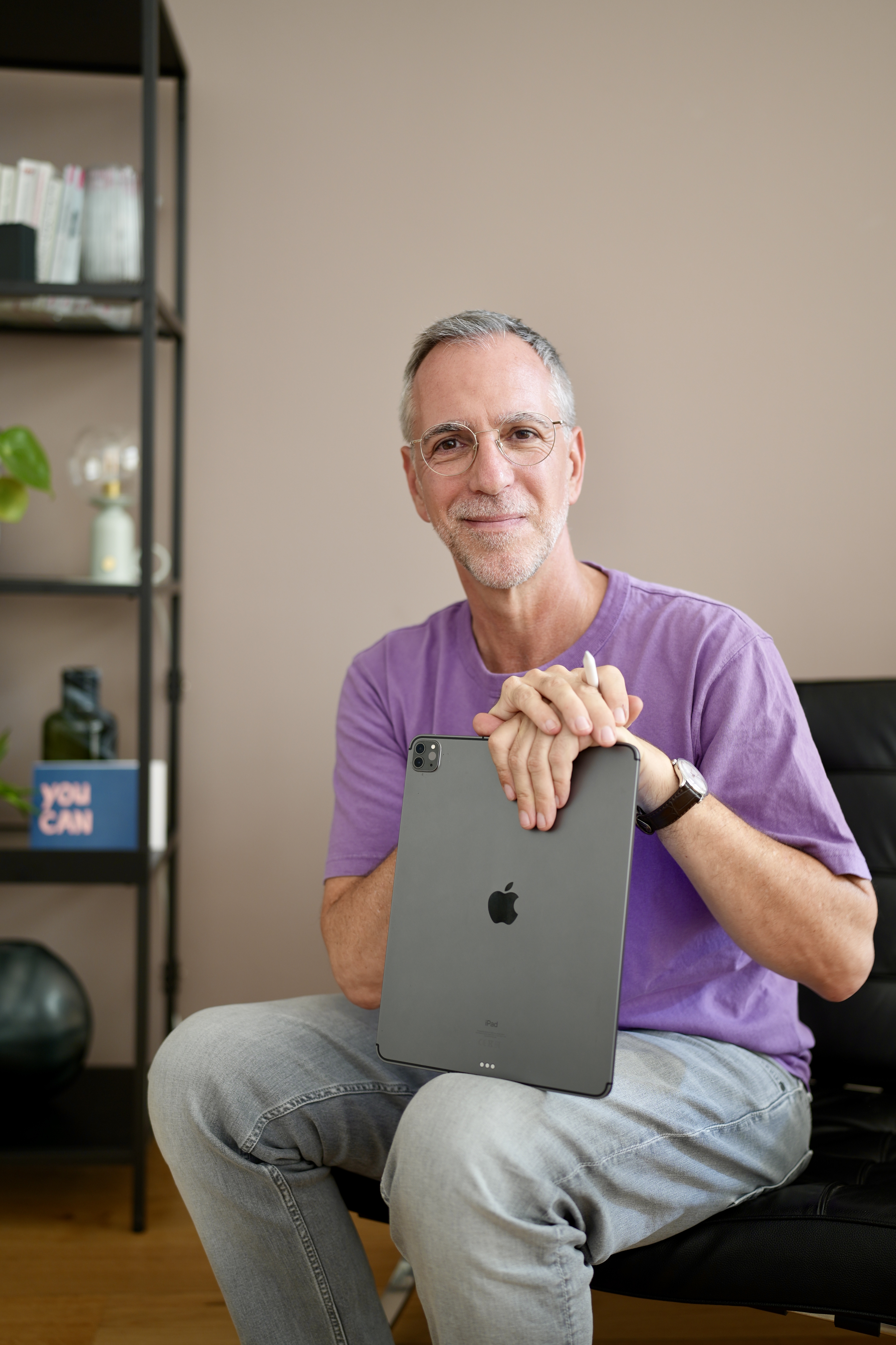 Markus Tirok mit Laptop Markus Tirok