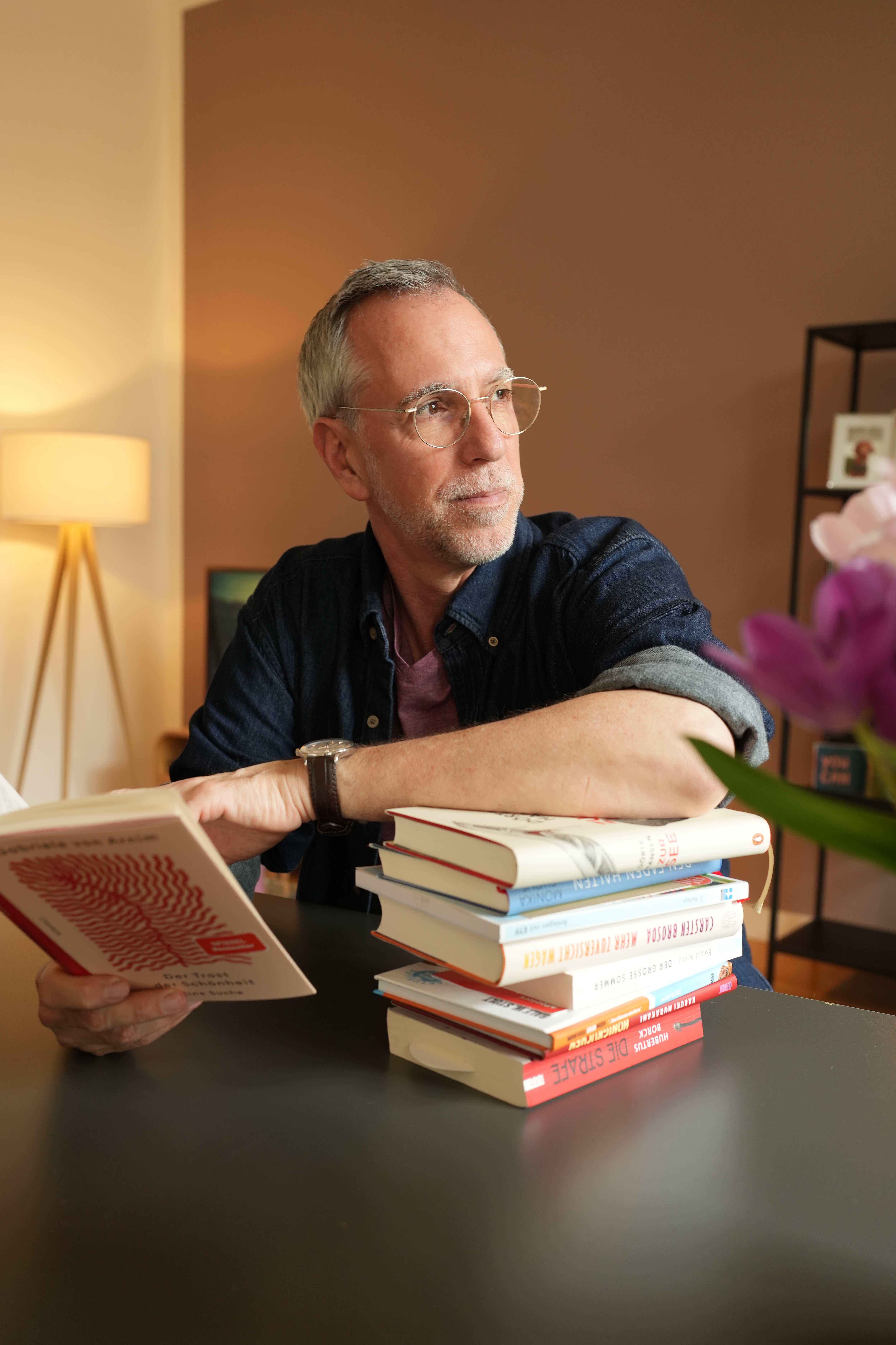 Markus Buch Markus Tirok mit Büchern